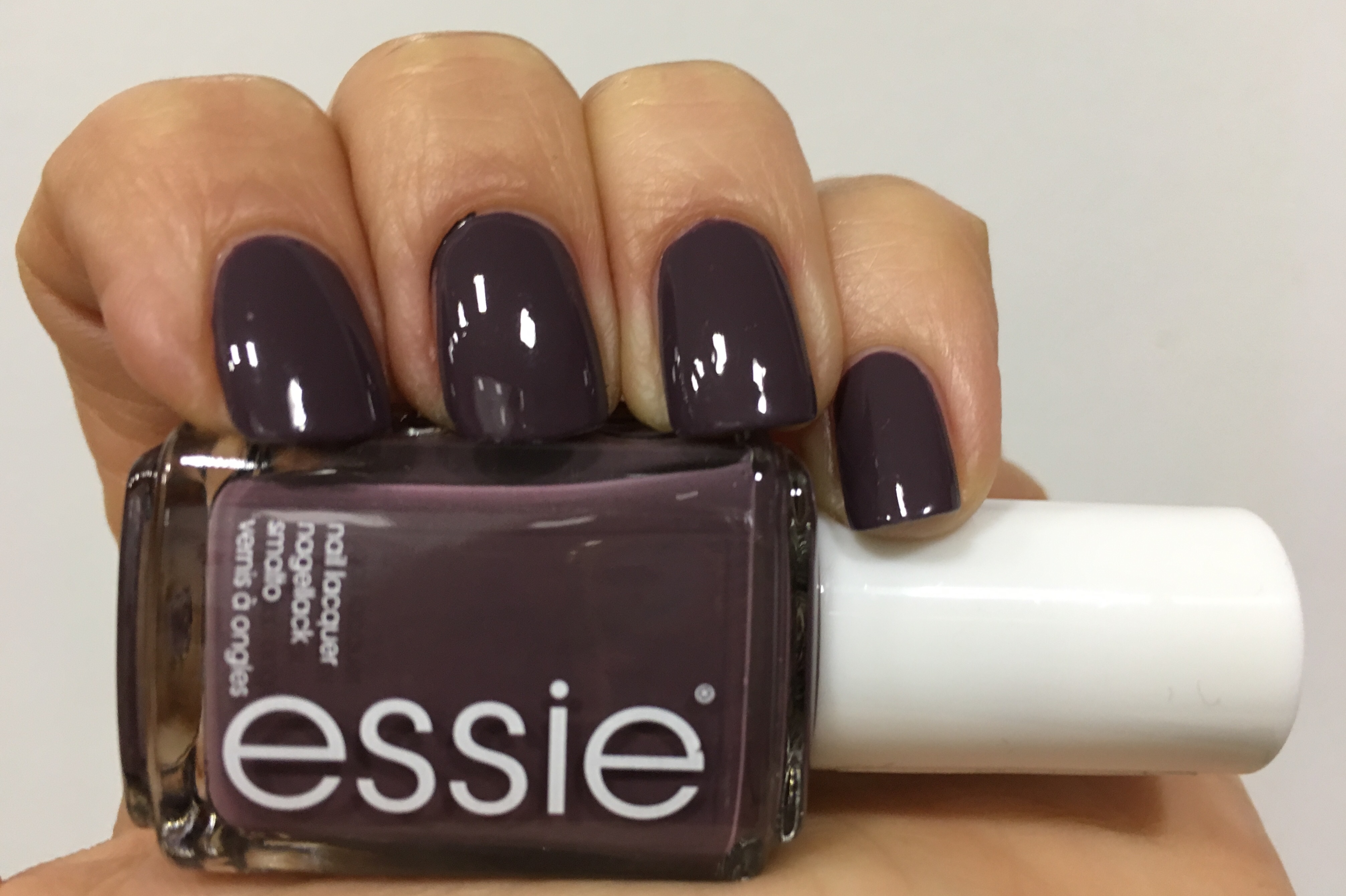 ESSIE Making Harmony, un esmalte que armoniza las manos