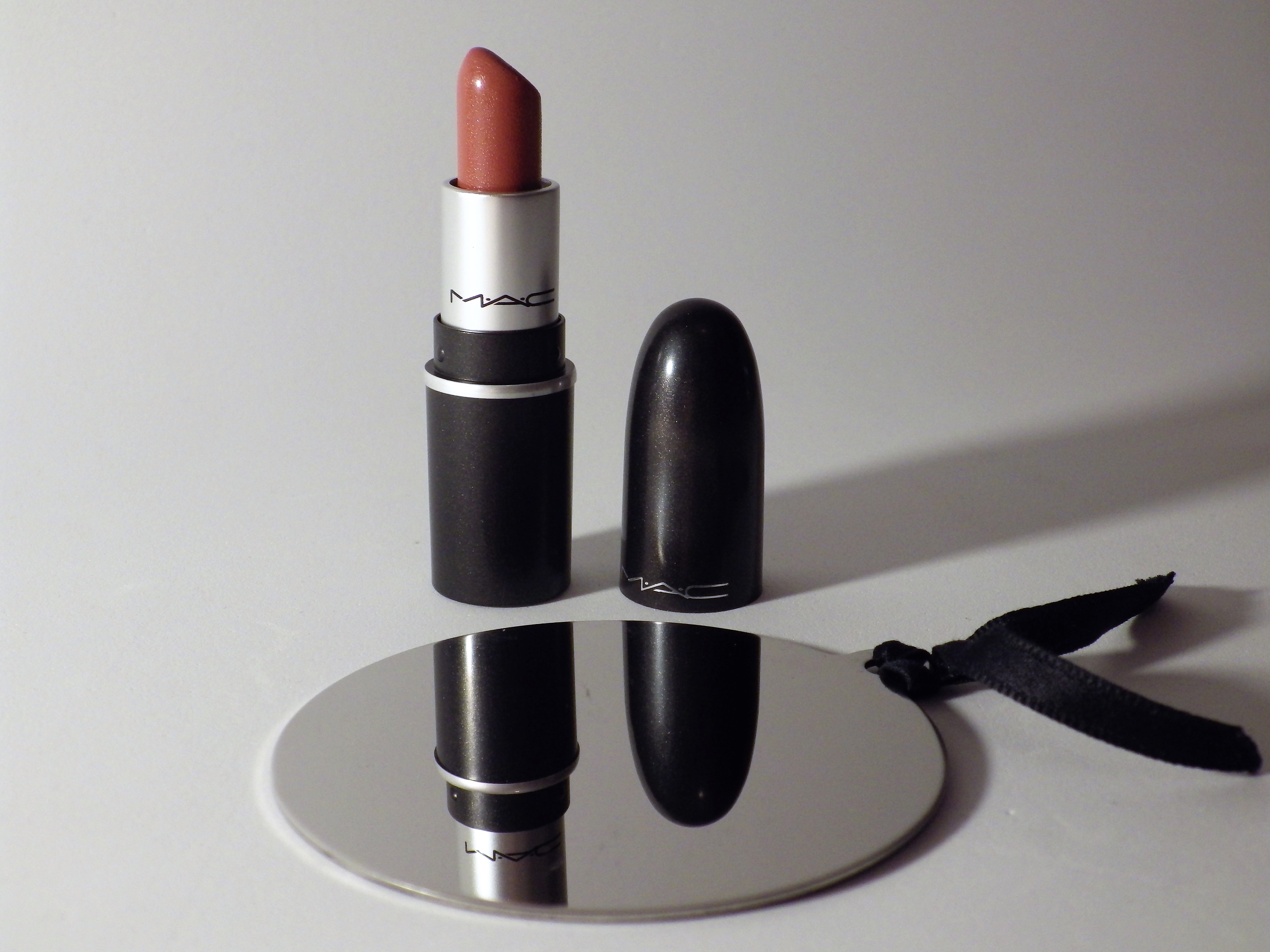 MAC Satin Lipstick, labios de acabado natural