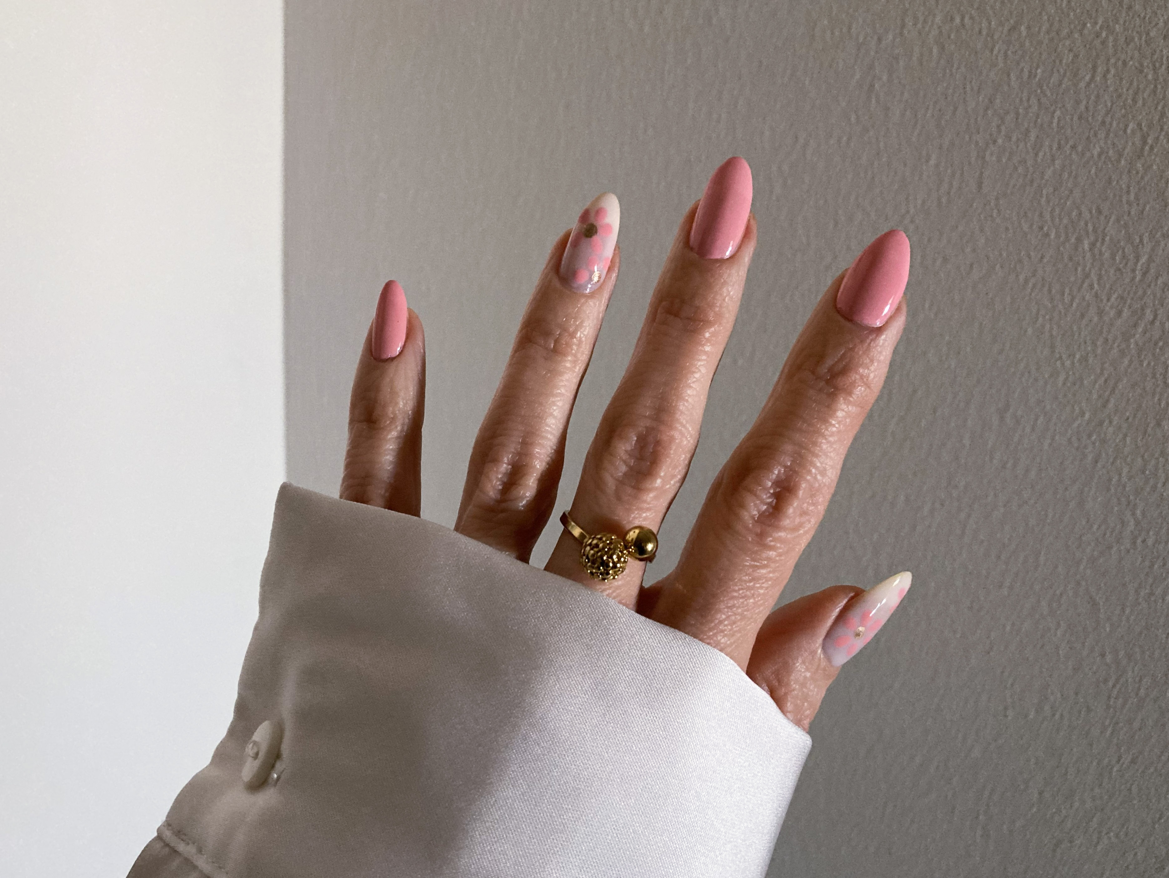 The pink daisy nail art to wear this spring